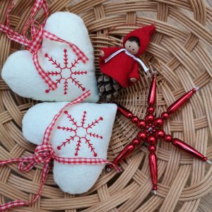 Vilten hartjes 2 stuks + dennenappelkabouter + kerstster kerstdecoratie