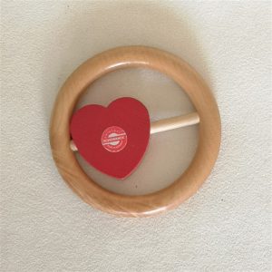 Vintage houten bijtring met hartje Original Schowanek