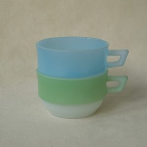 Vintage soepkommen melkglas Arcopal France 2 stuks groen en blauw