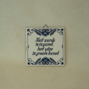 Vintage wandtegel Delft Blauw spreuk Heit wurde is in gunst, heit weze in greate kunst